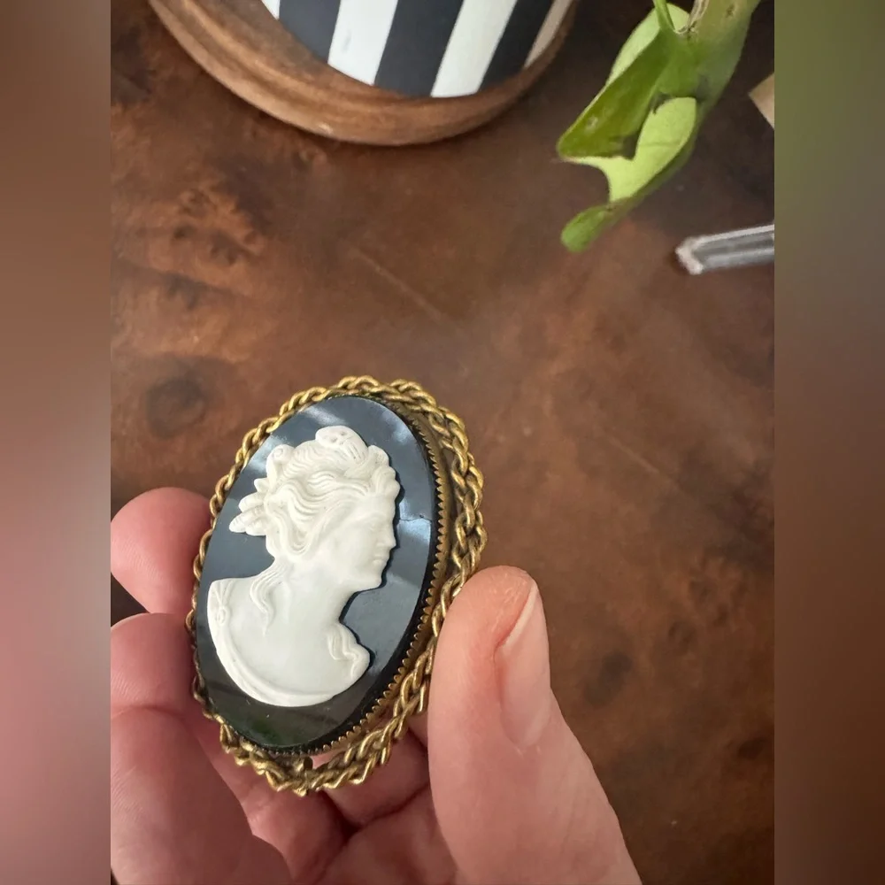 Vintage cameo brooch - Picture 6 of 7